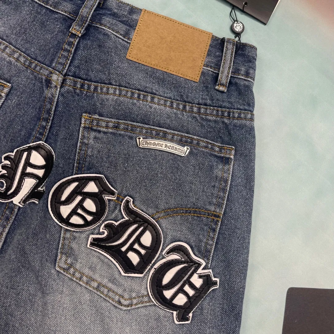 🅿️290 🔘Style number-KL163 🔘Croxin 𝐂𝐡𝐫𝐨𝐦𝐞 𝐇𝐞𝐚𝐫𝐭 city limited Sanskrit cross patch leather jeans* This Croxin city limited series of jeans is a very popular limited edition in the fashion circle! It is made of classic blue denim, which has a great texture, is crisp and soft, and is extremely durable. The colorful crosses and letter patterns on the pants are so eye-catching. The crosses are available in blue and white, and are presented through exquisite craftsmanship. They have a strong three-dimensional effect and the colors are not easy to fade. The letter pattern is exquisite and paired with the cross, it is full of fashion. In terms of production technology, Croxin has always pursued perfection. The wiring is neat, the hardware accessories are customized, and the buttons, zippers, etc. all have Croxin's signature details, giving it a full sense of luxury. The straight version doesn't matter the shape of your legs. It looks good on both thick and thin legs, and it's super versatile. The matching suggestions are as follows: Street fashion style: Wear a loose white hooded sweatshirt on the upper body, a black Crow Heart leather jacket, black high-top Converse or Martin boots, and then put on a Crow Heart silver necklace or ring to look cool and handsome. Casual fashion style: Pair with a solid-color short-sleeved T-shirt, such as black, white and gray, which looks great. Wear white Nike sneakers and carry a heart-shaped crossbody bag. It is comfortable and fashionable for daily outings. Retro personality style: Wear a floral shirt tucked into the waistband, and pair with retro western boots or designer dad shoes to easily create a retro personality atmosphere. These pants are fashionable and versatile. They can also be worn as a couple's style. They are so eye-catching when out on the street! Trend lovers don’t miss it!  Size: S M L XL (28.30.32.34) Color: Blue